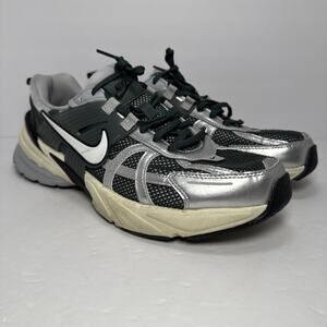Nike V2K Run Vintage Green HJ4497-300 Men’s Size 10.5Running Shoes, Silver/Cream